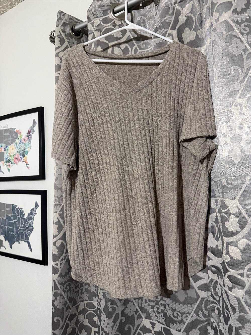 Women’s Ribbed V-Neck Top in Heather Taupe